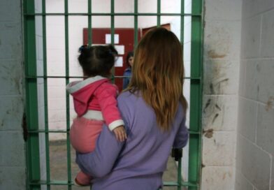 Mujeres junto a sus hijos sobreviven en recintos penales del Estado