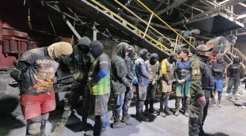 Capturan «infraganti» a 17 “jucus” en la mina Huanuni con 1.4 kilos de mineral