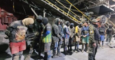 Capturan «infraganti» a 17 “jucus” en la mina Huanuni con 1.4 kilos de mineral Capturan «infraganti» a 17 “jucus” en la mina Huanuni con 1.4 kilos de mineral