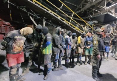 Capturan «infraganti» a 17 “jucus” en la mina Huanuni con 1.4 kilos de mineral Capturan «infraganti» a 17 “jucus” en la mina Huanuni con 1.4 kilos de mineral